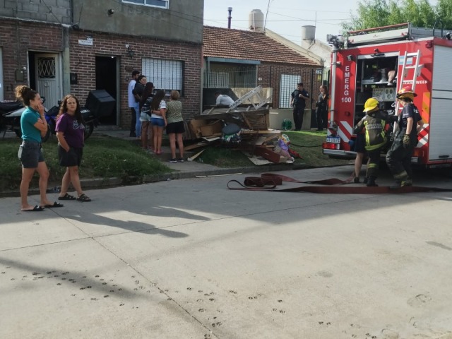 Hizo fuego y las llamas alcanzaron el techo de un vecino